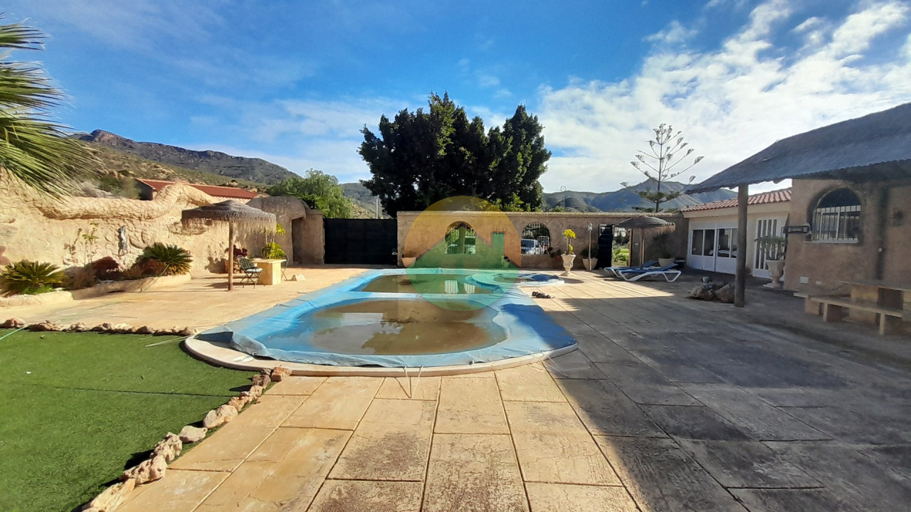 4 Bedroom Country house For Sale