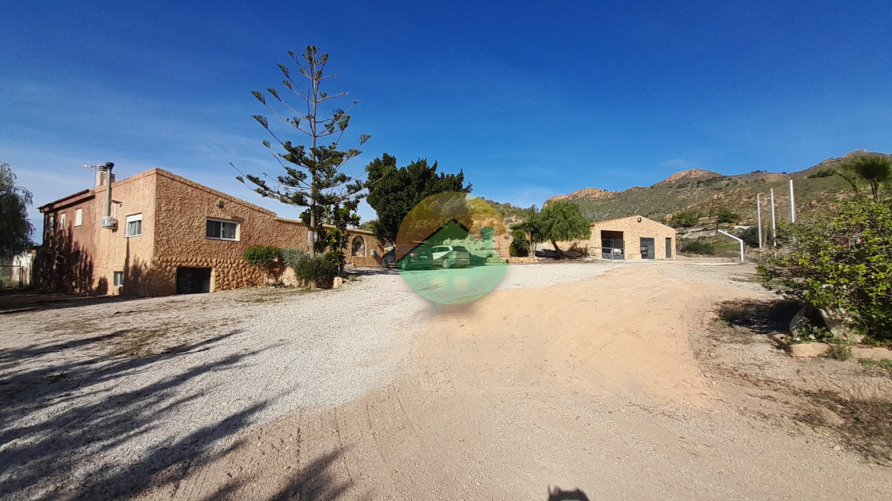 4 Bedroom Country house For Sale