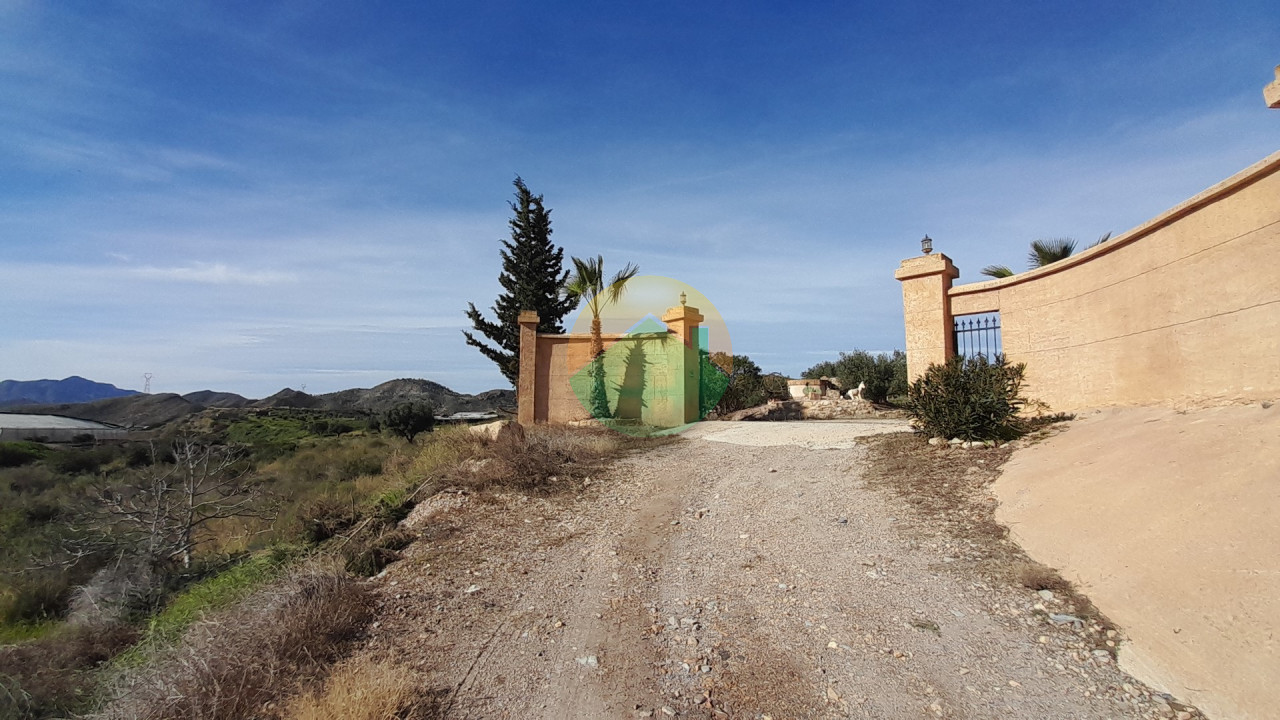 4 Bedroom Country house For Sale