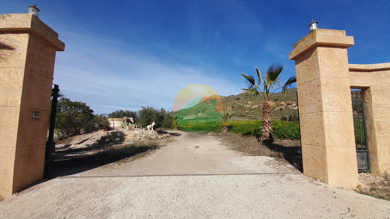 4 Bedroom Country house For Sale