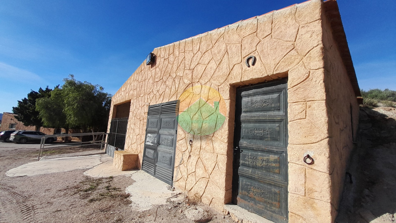 4 Bedroom Country house For Sale