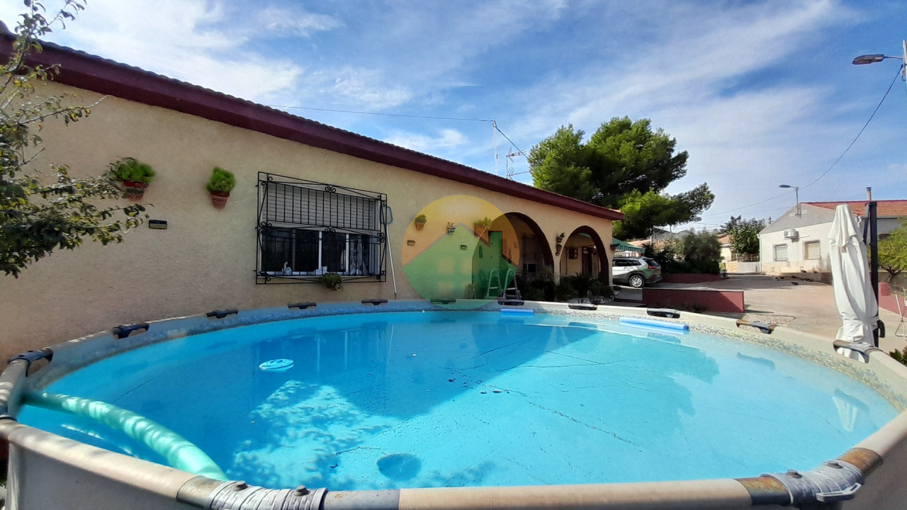 3 Bedroom Country House For Sale