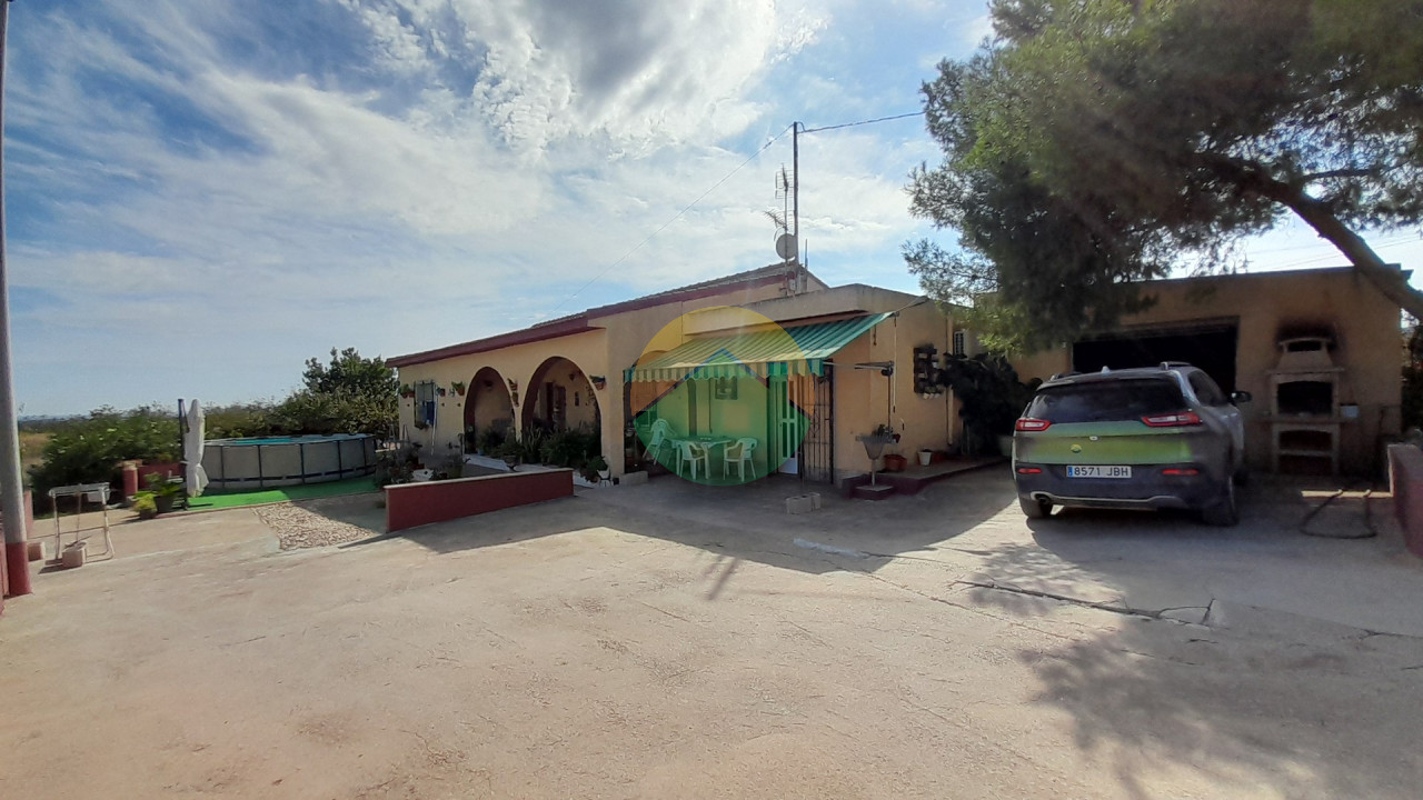 3 Bedroom Country House For Sale