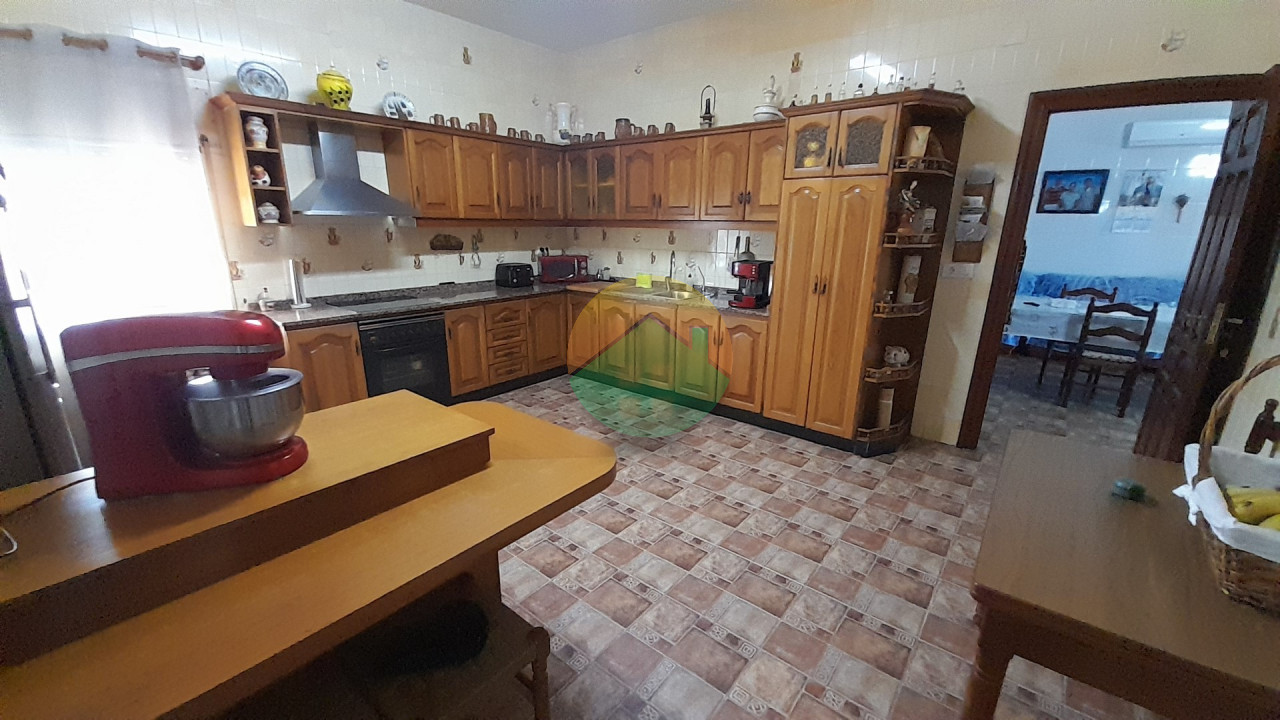 3 Bedroom Country House For Sale