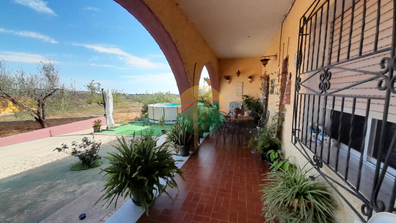 3 Bedroom Country House For Sale