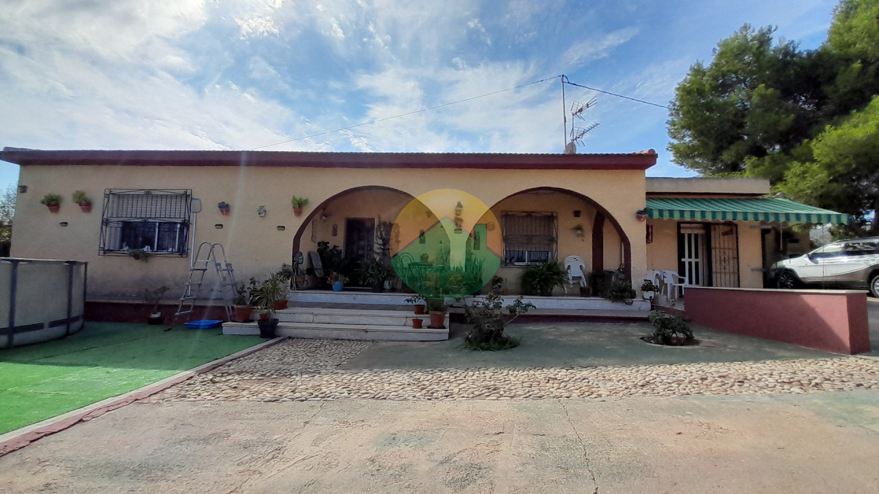 3 Bedroom Country House For Sale