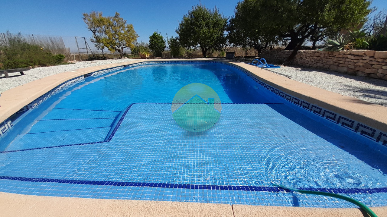 4 Bedroom Country house For Sale