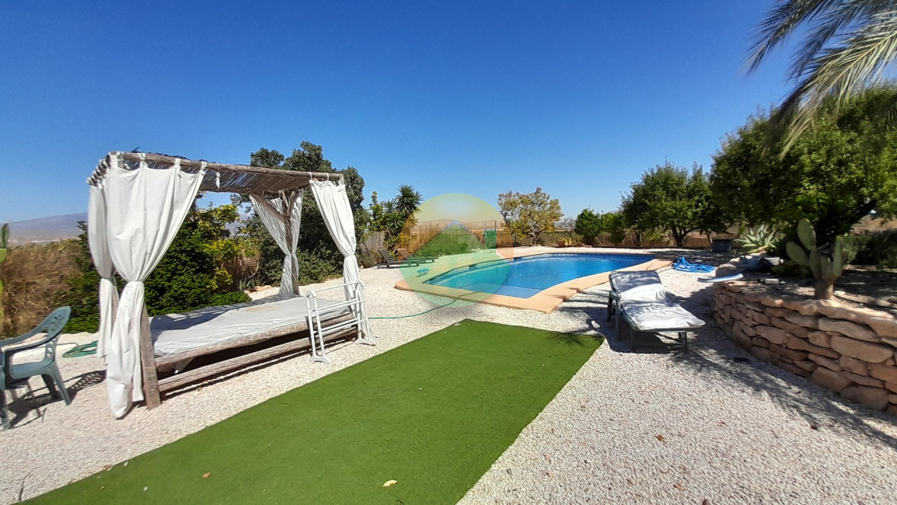 4 Bedroom Country house For Sale