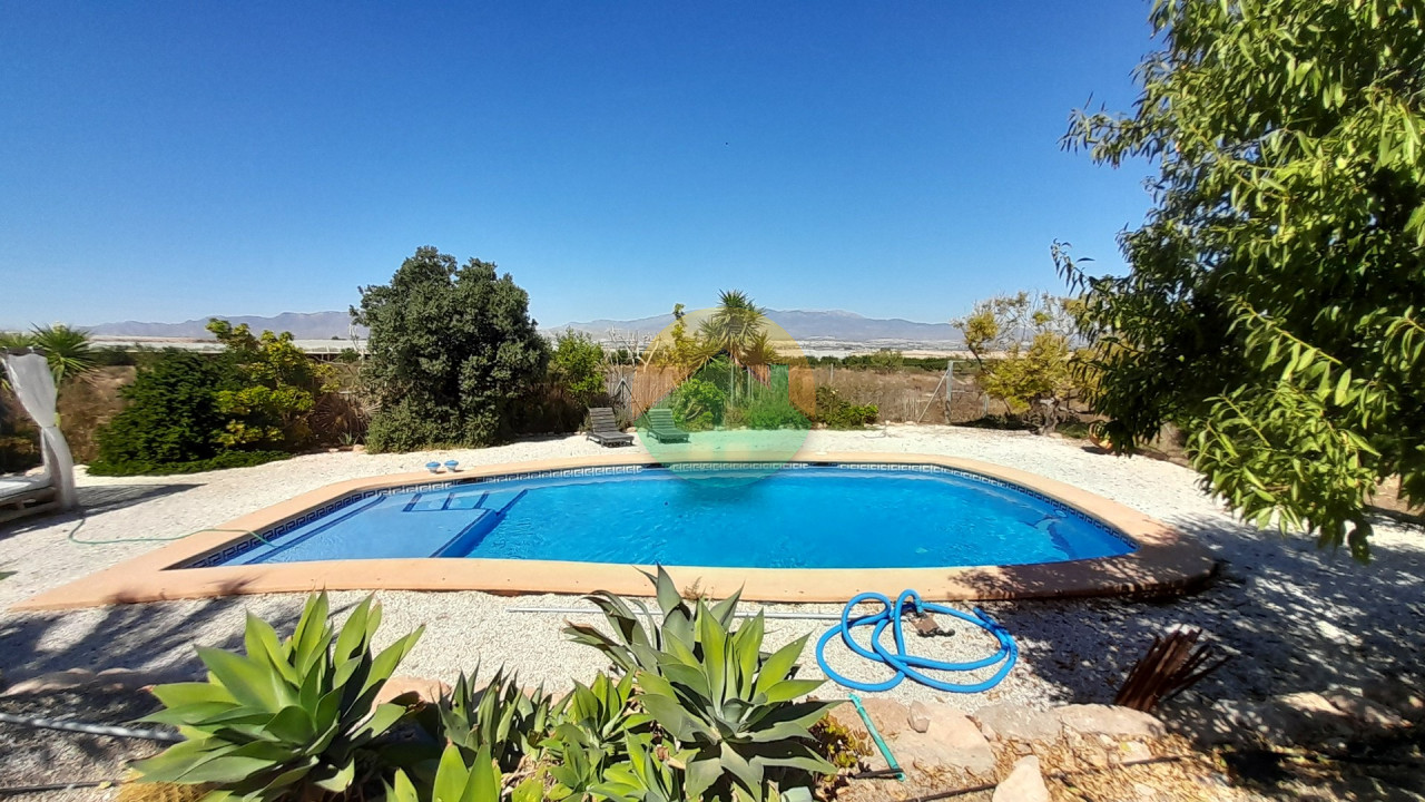 4 Bedroom Country house For Sale