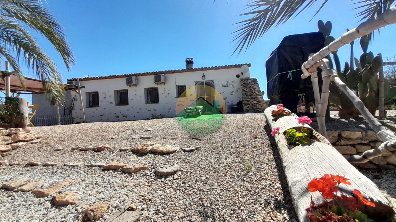 4 Bedroom Country house For Sale