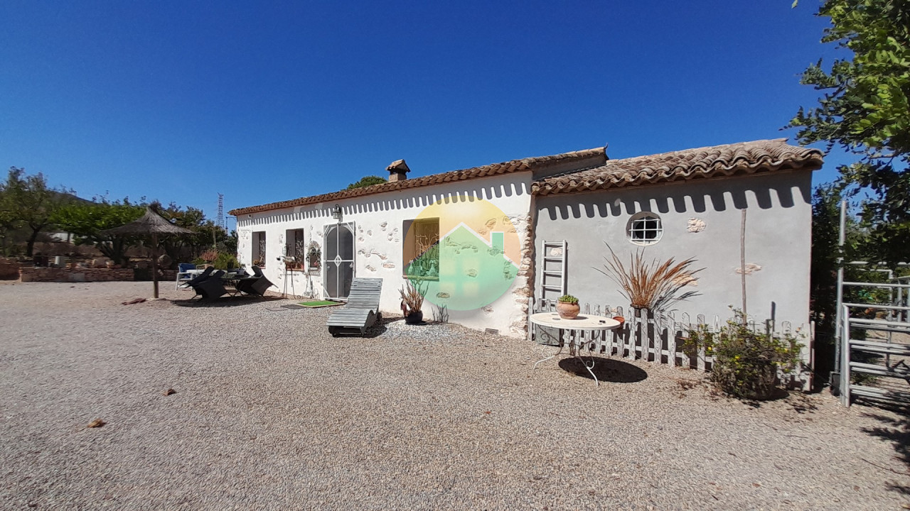 4 Bedroom Country house For Sale