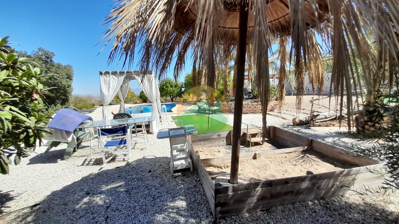 4 Bedroom Country house For Sale