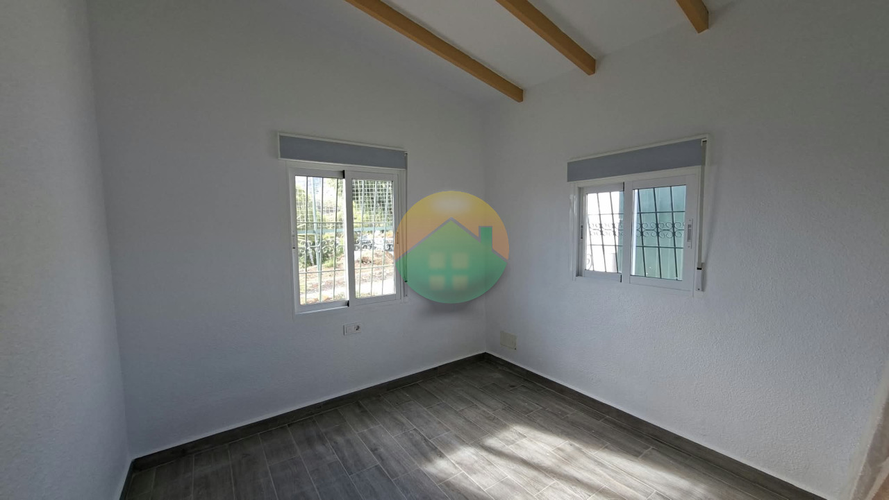 3 Bedroom Country House For Sale