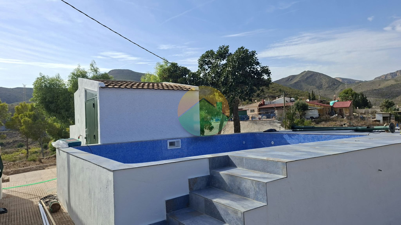3 Bedroom Country House For Sale