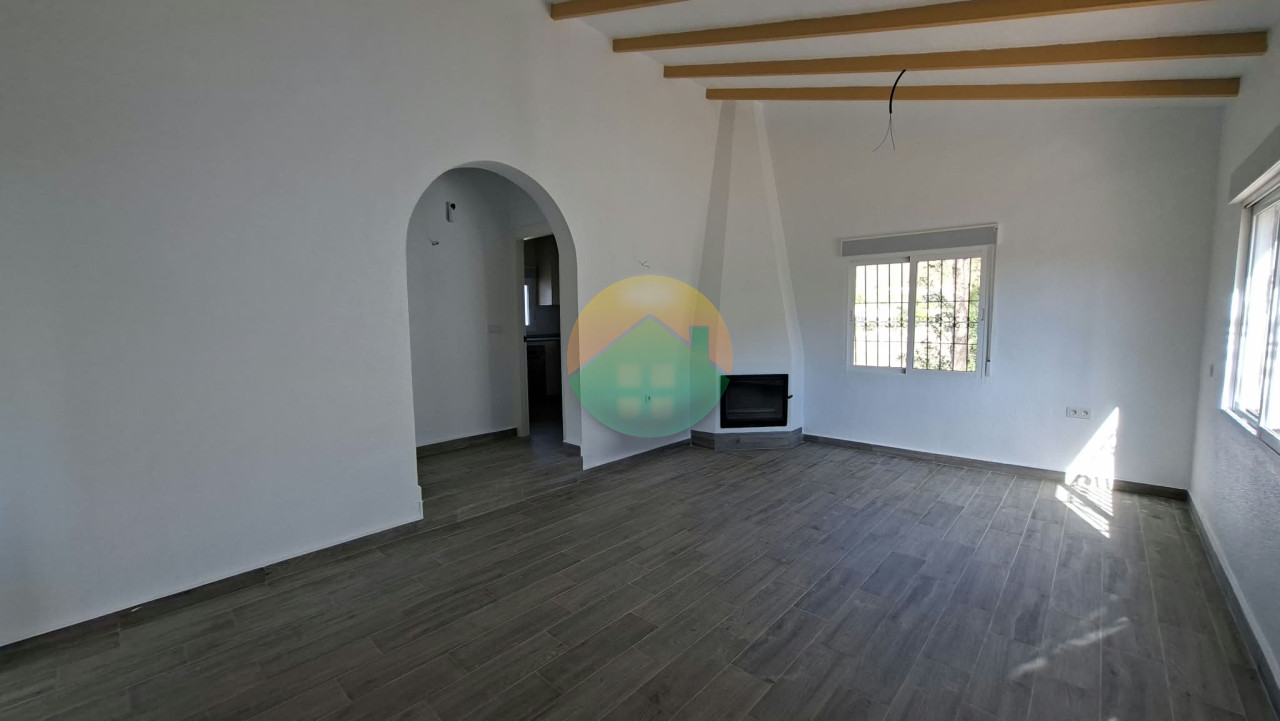 3 Bedroom Country House For Sale
