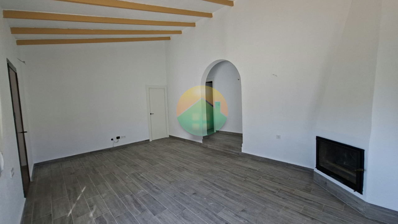 3 Bedroom Country House For Sale
