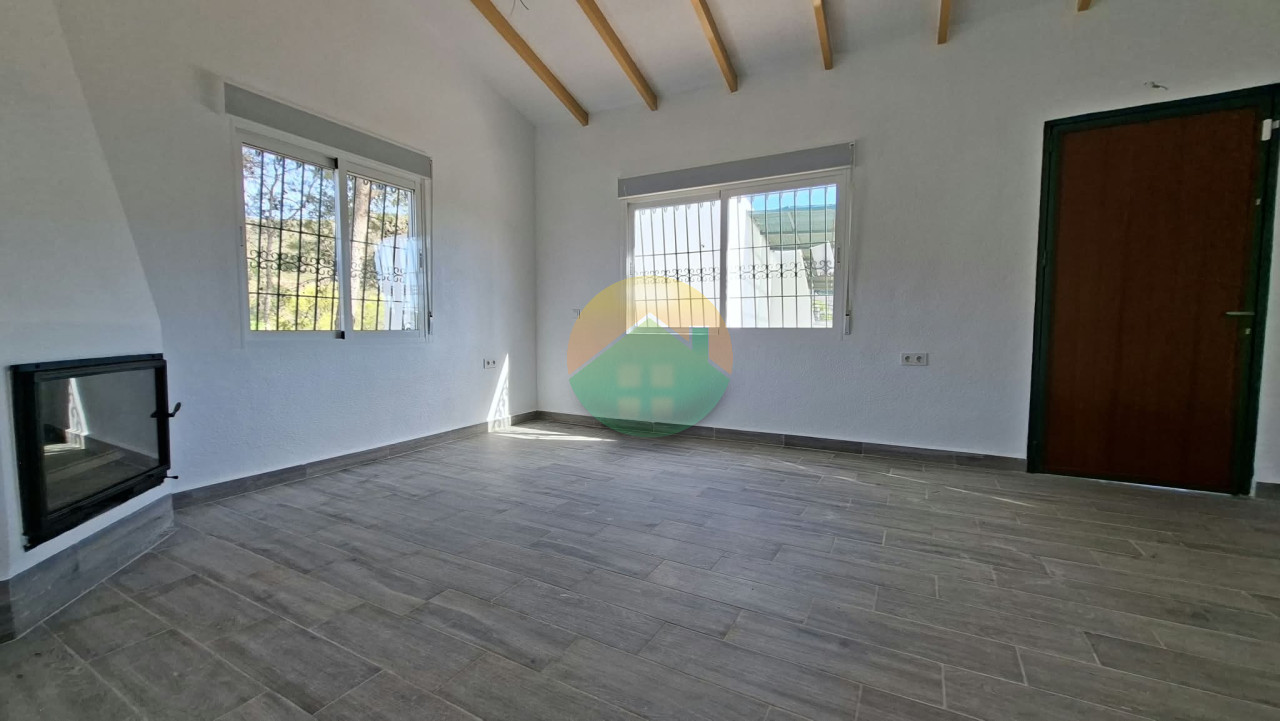 3 Bedroom Country House For Sale