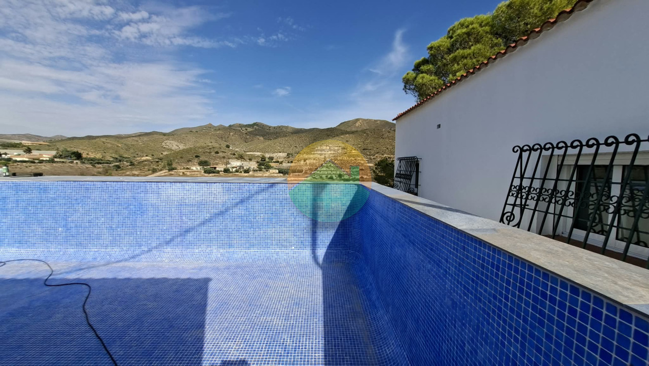 3 Bedroom Country House For Sale