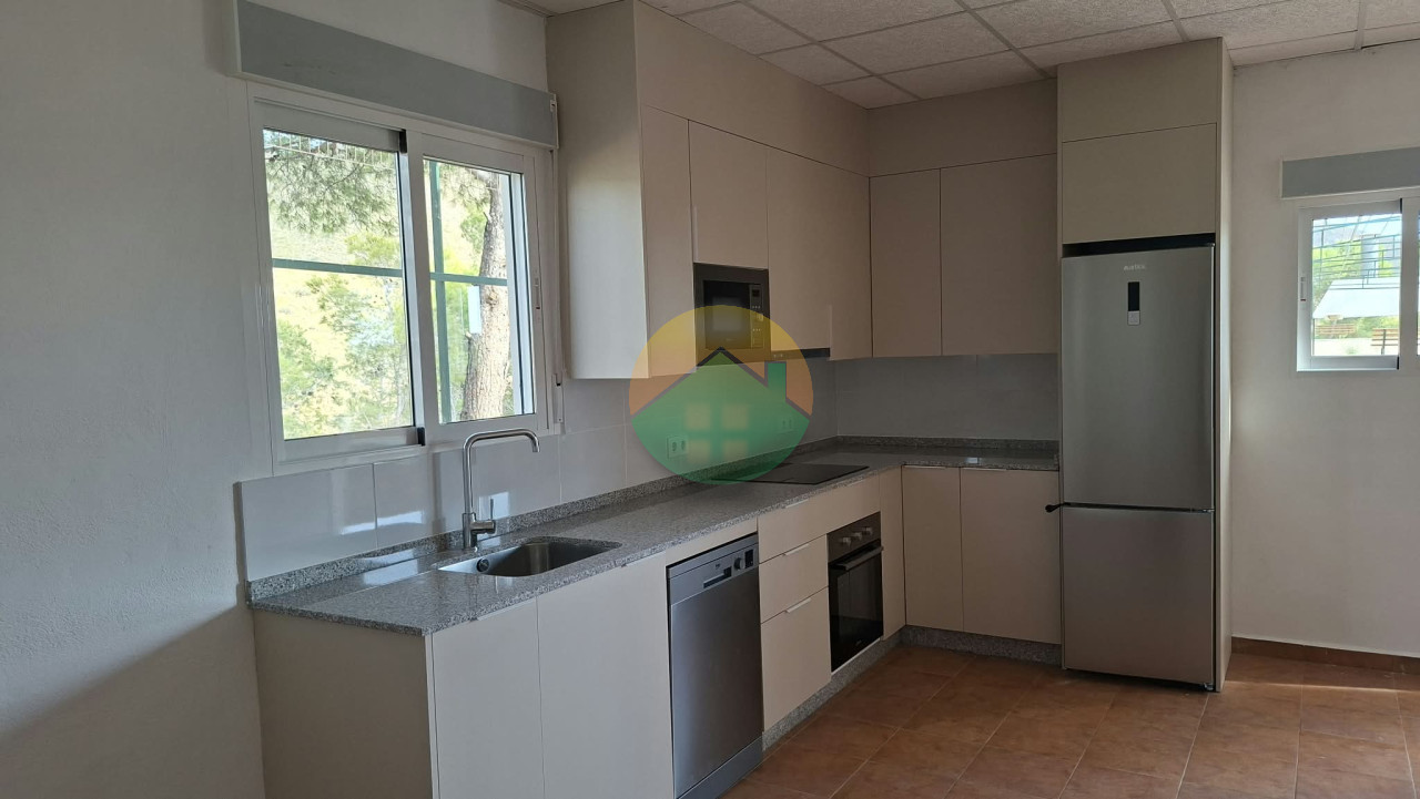 3 Bedroom Country House For Sale