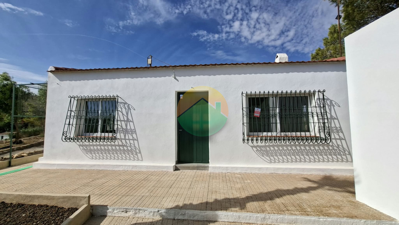 3 Bedroom Country House For Sale