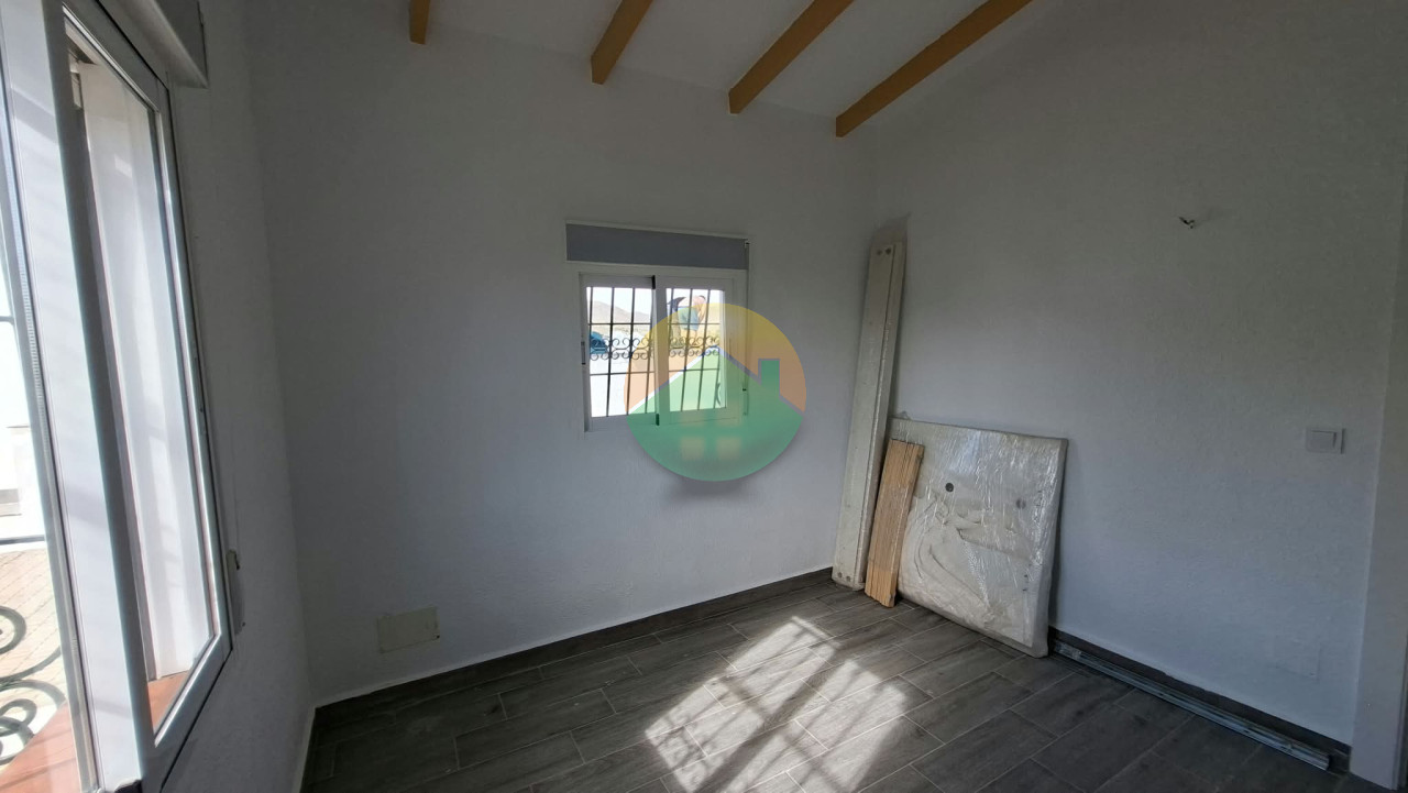 3 Bedroom Country House For Sale