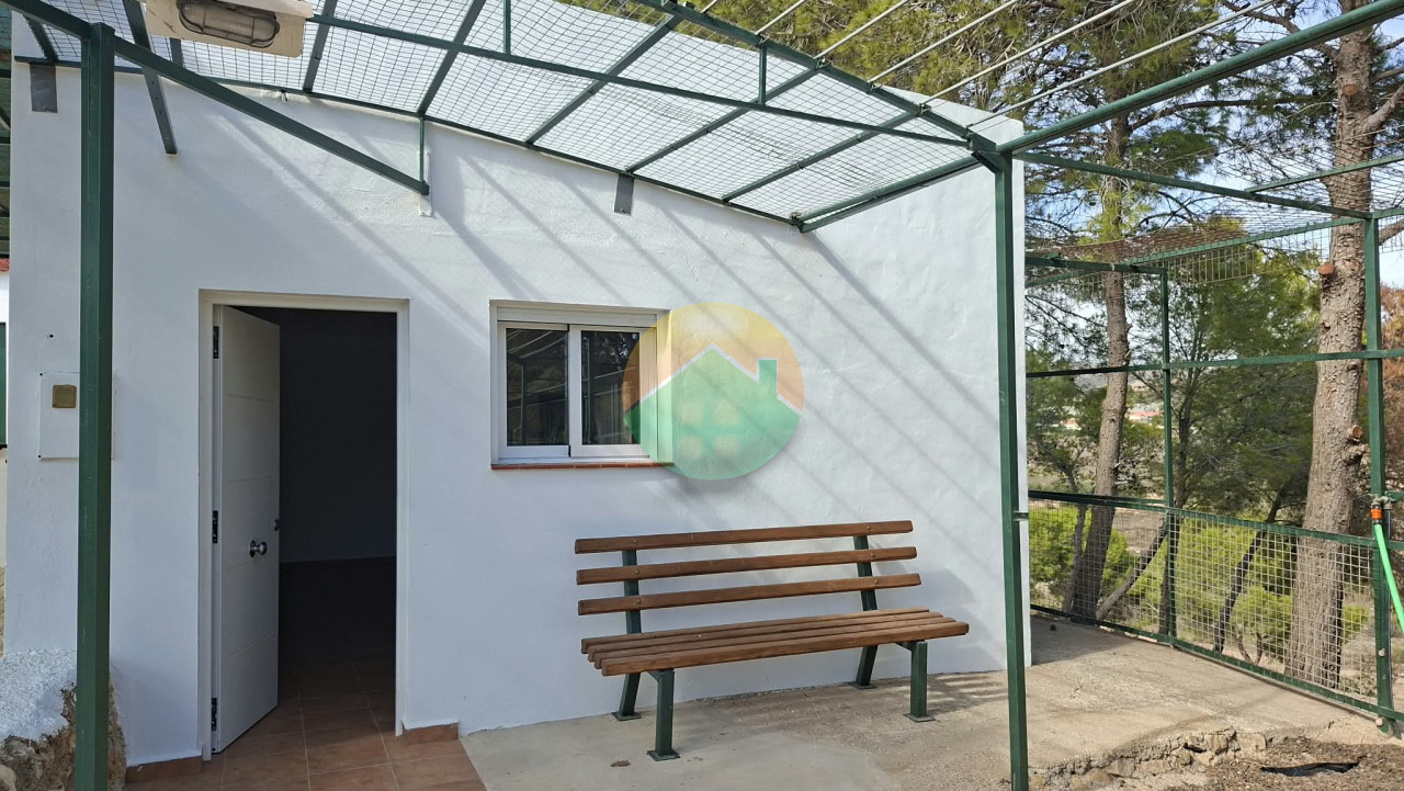 3 Bedroom Country House For Sale