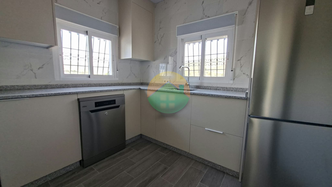 3 Bedroom Country House For Sale