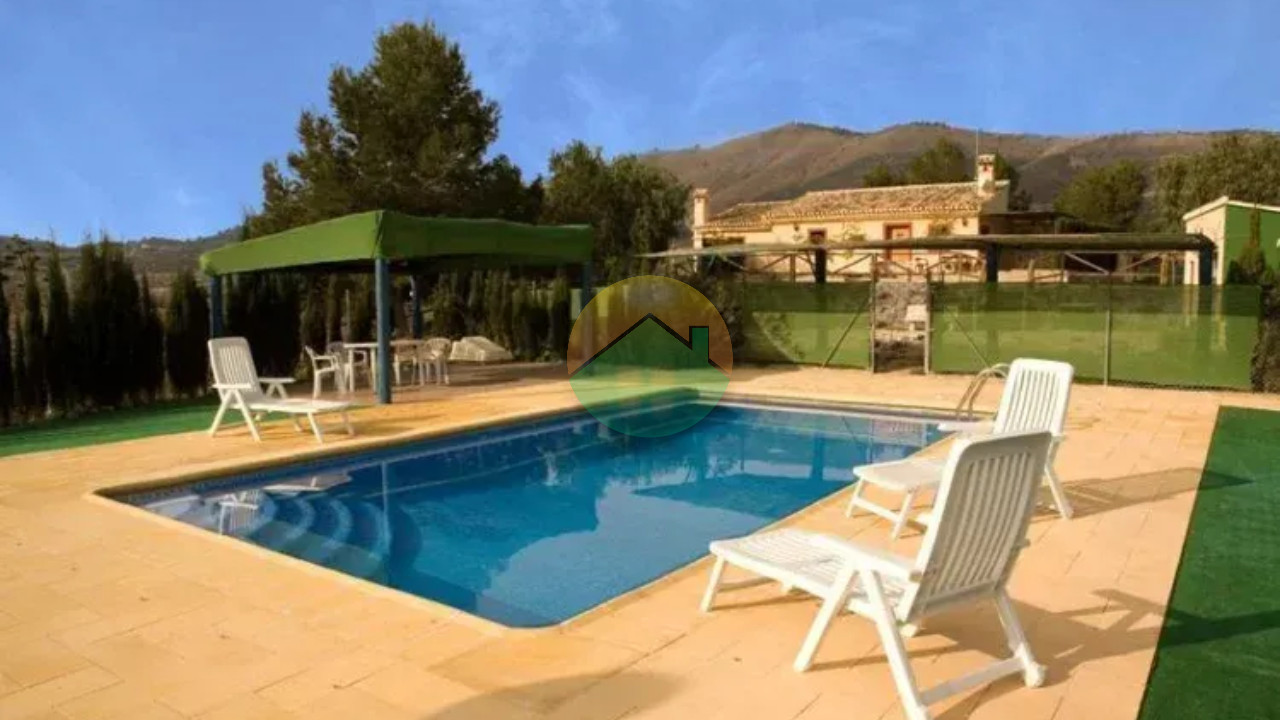 4 Bedroom Country house For Sale