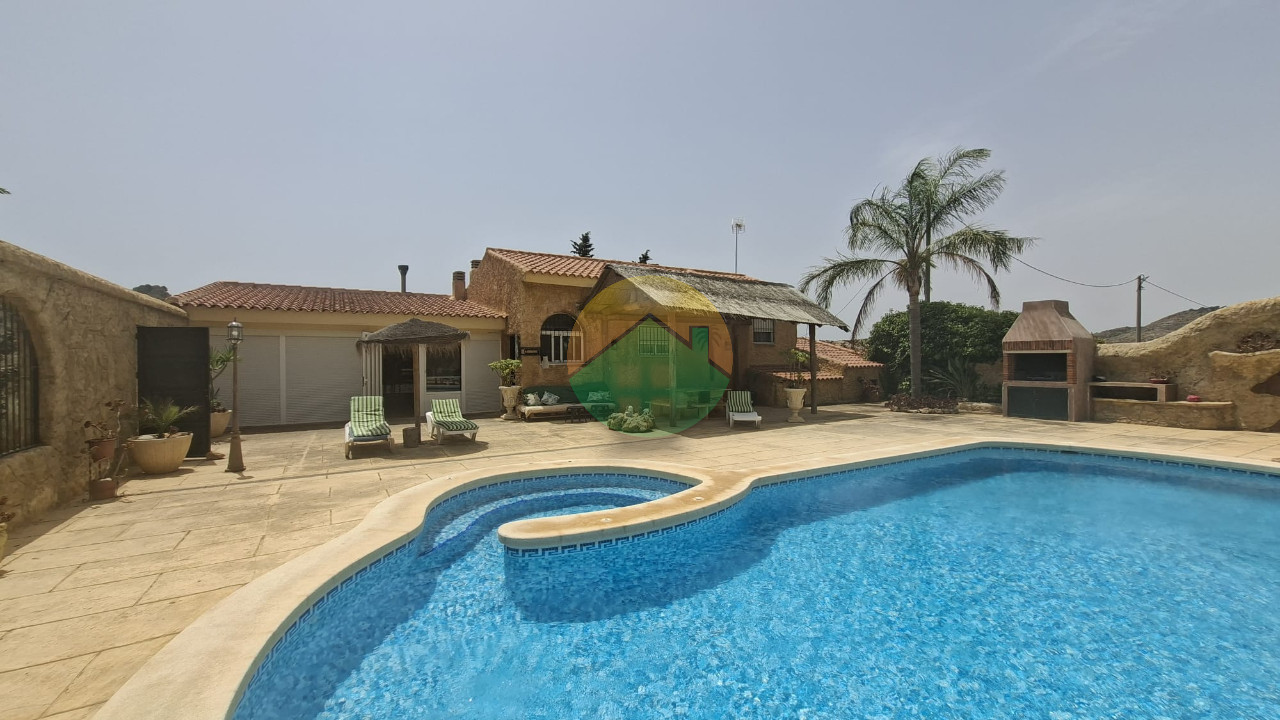 4 Bedroom Country house For Sale