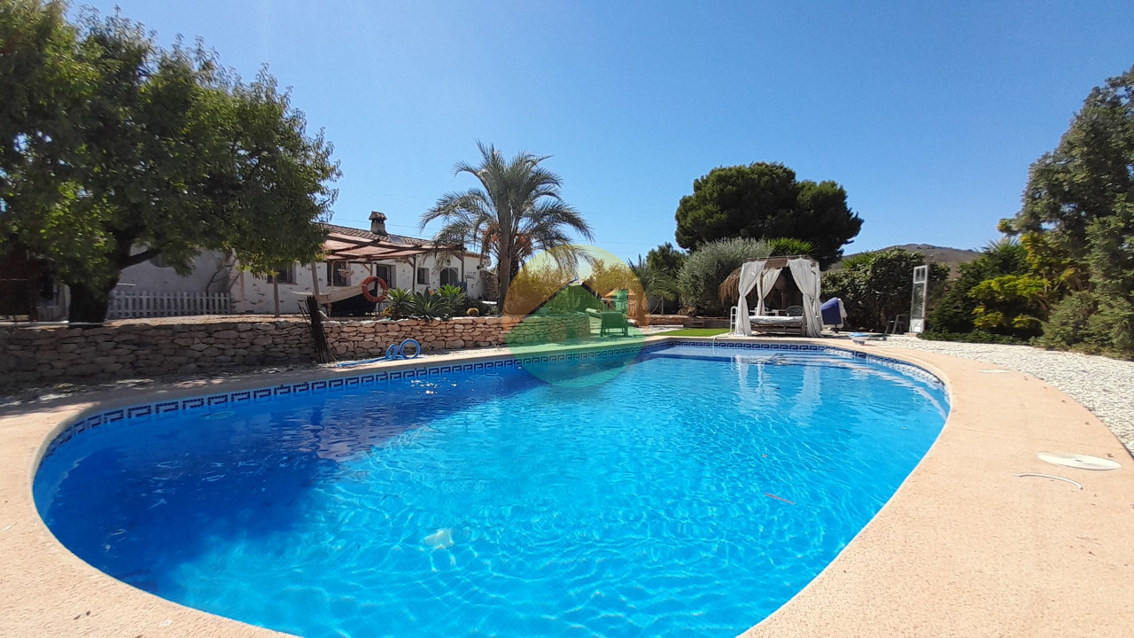 4 Bedroom Country house For Sale