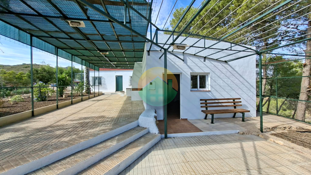 3 Bedroom Country House For Sale